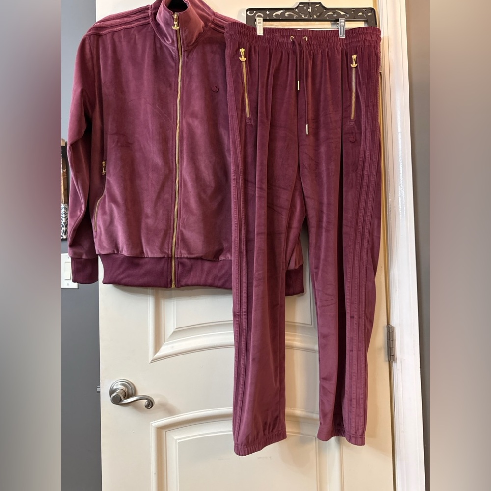 Adidas Velour Tracksuit With Gold Trims Size Large (USED, EXCELLENT CONDITION)